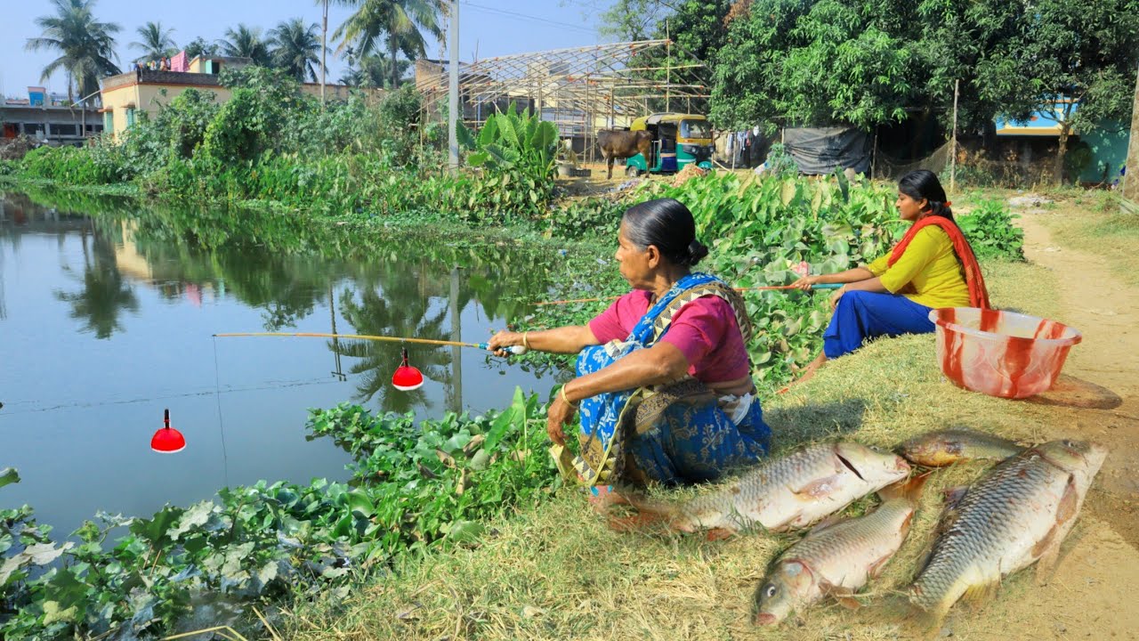Fishing Video || Grandma is happily fishing in the pond with her granddaughter || Hook fishing 2025