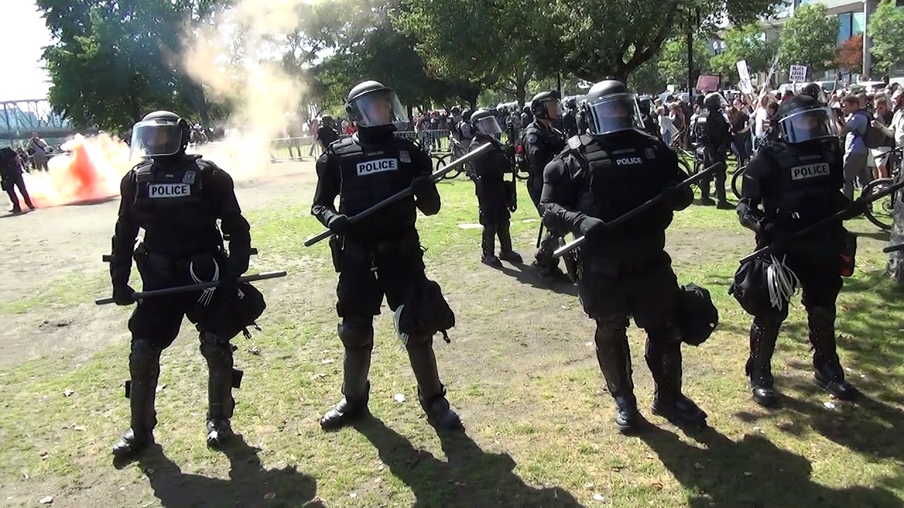 Portland Riot Police Swarm The Waterfront During Counter Protest (09-10-2017)