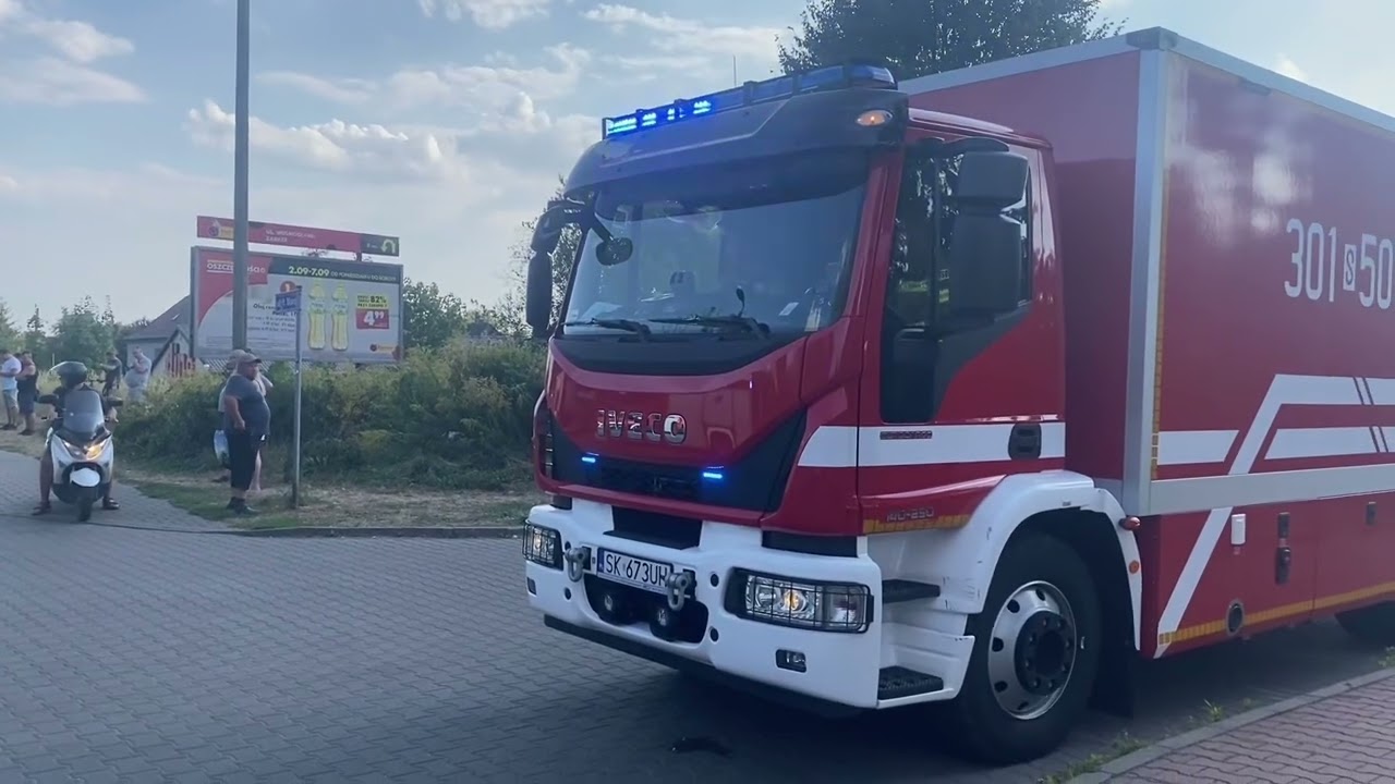 Przejazdy alarmowe wozów strażackich i policji do pożaru trawy i składowiska śmieci w zabrzu
