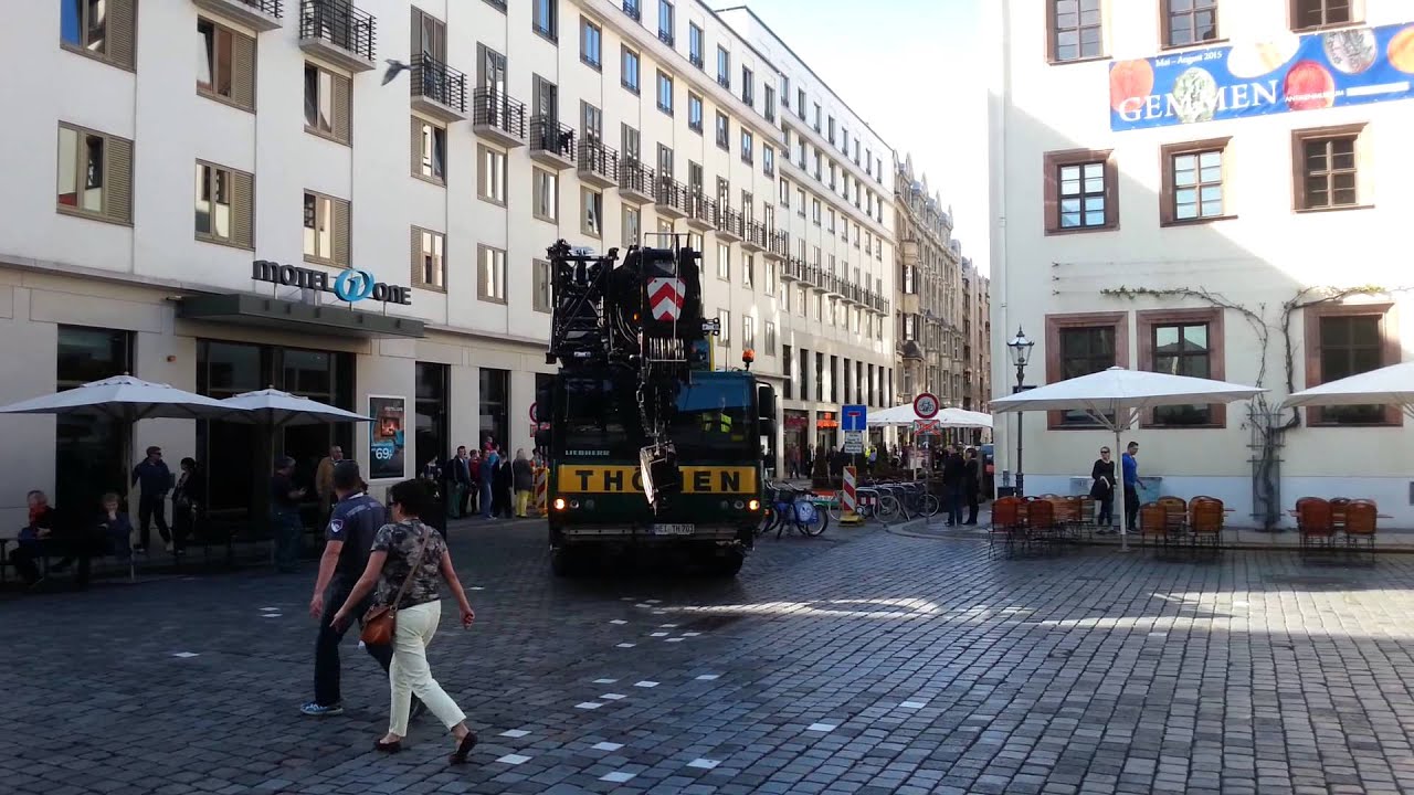 Autokran in Nikolaistra&szlig;e in Leipzig umgest&uuml;rzt
