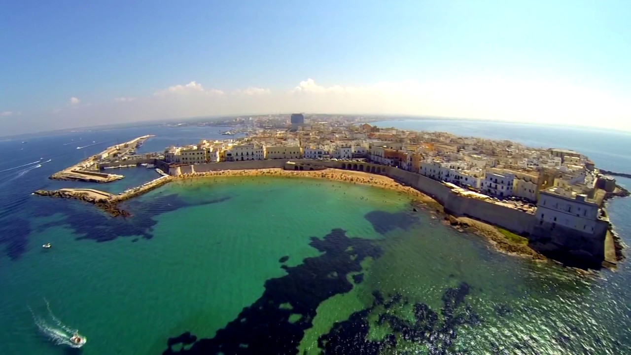 GALLIPOLI  ...seduta su un scoglio in mezzo al mare...