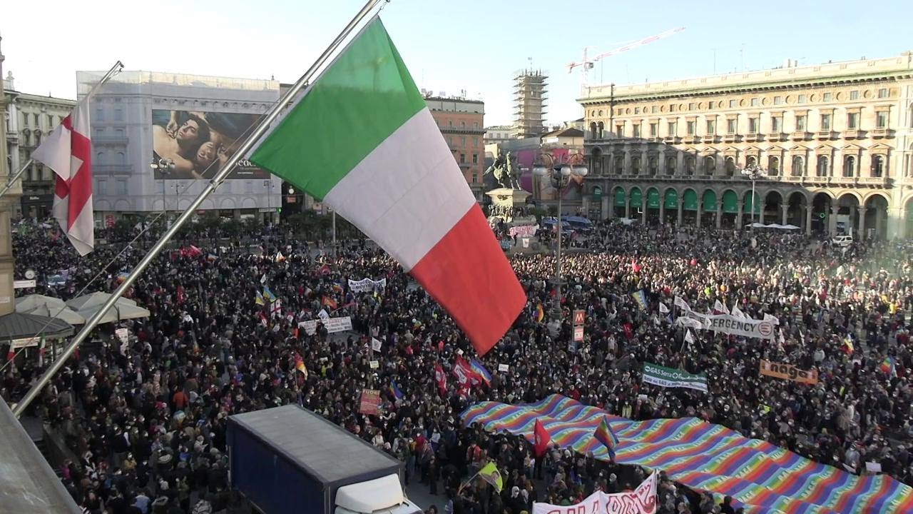 In migliaia in piazza a Milano contro la guerra in Ucraina. E in Duomo viene intonata Imagine