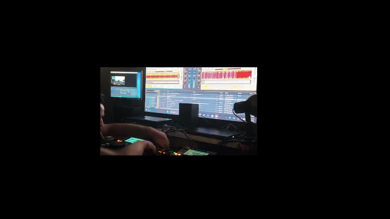 TECHNO 4DECK 3CHANEL   MIX IN TRAKTOR STUDIO vs  XDJ700