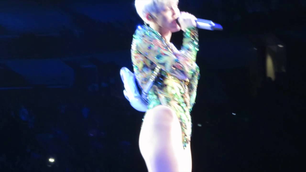 Miley Cyrus - Boston - Talking about Floyd