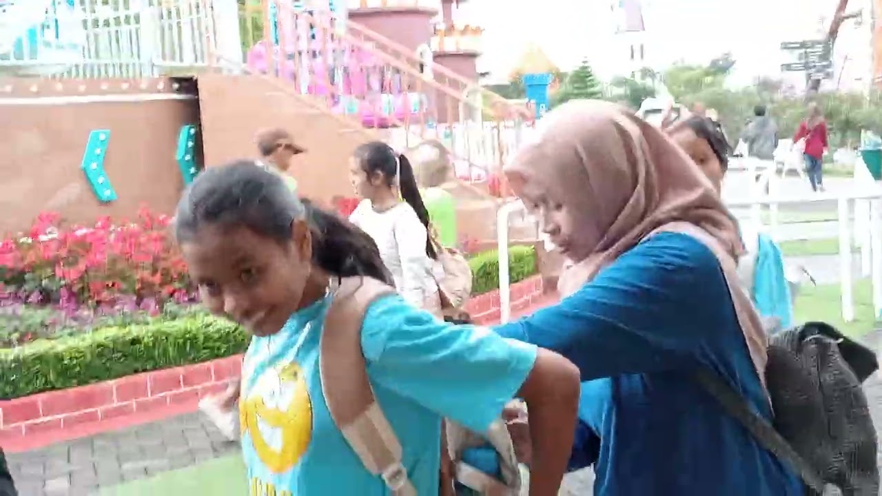 Orang dewasa pun sangat menikmati wahana di Santeradelponte yang memang oke