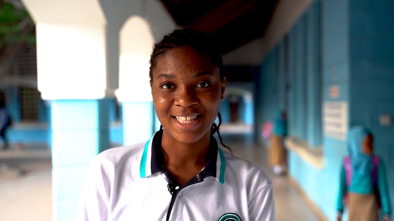 Elev viser rundt på skole på Zanzibar