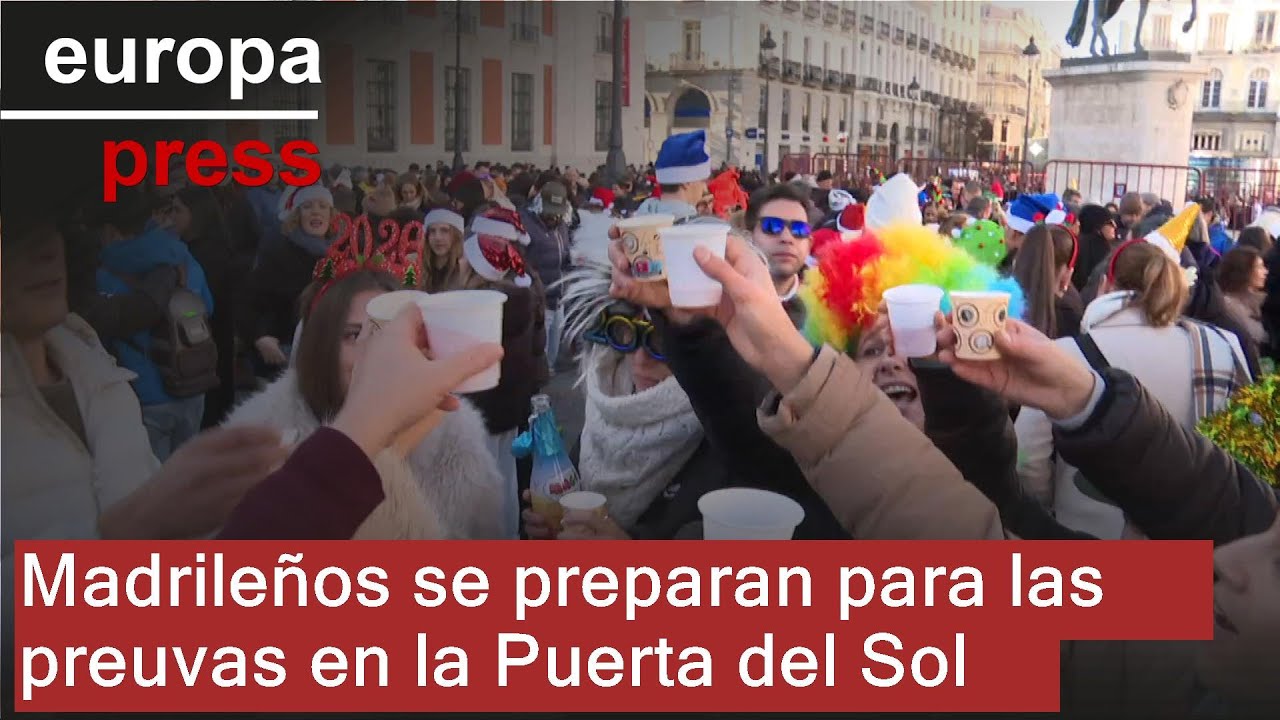 Así esperan los madrileños en la Puerta del Sol para comerse las preuvas de la Nochevieja