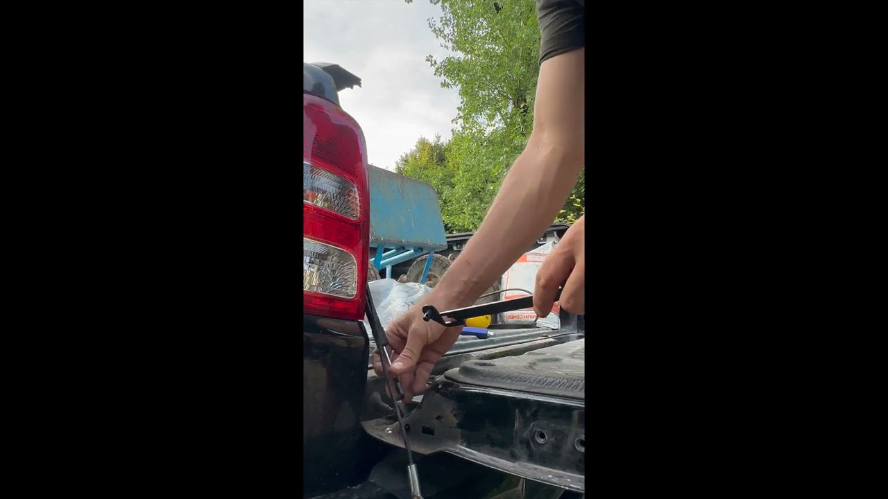 L200 Series 5 Tail Gate Damper