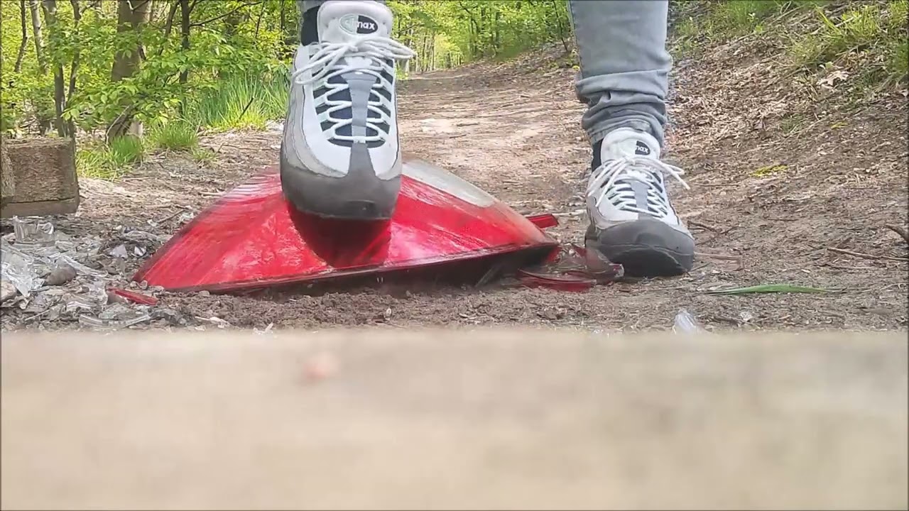 Duo Nike Air Max 95 stomp. Trample and destroy 2 rear car lights