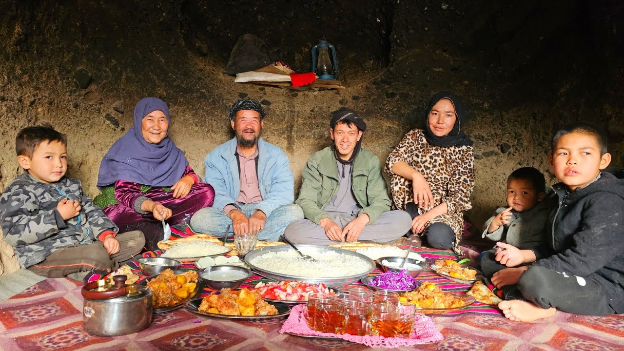 Пожилые влюбленные навещают молодую мать в пещере | Простая жизнь, настоящая кухня