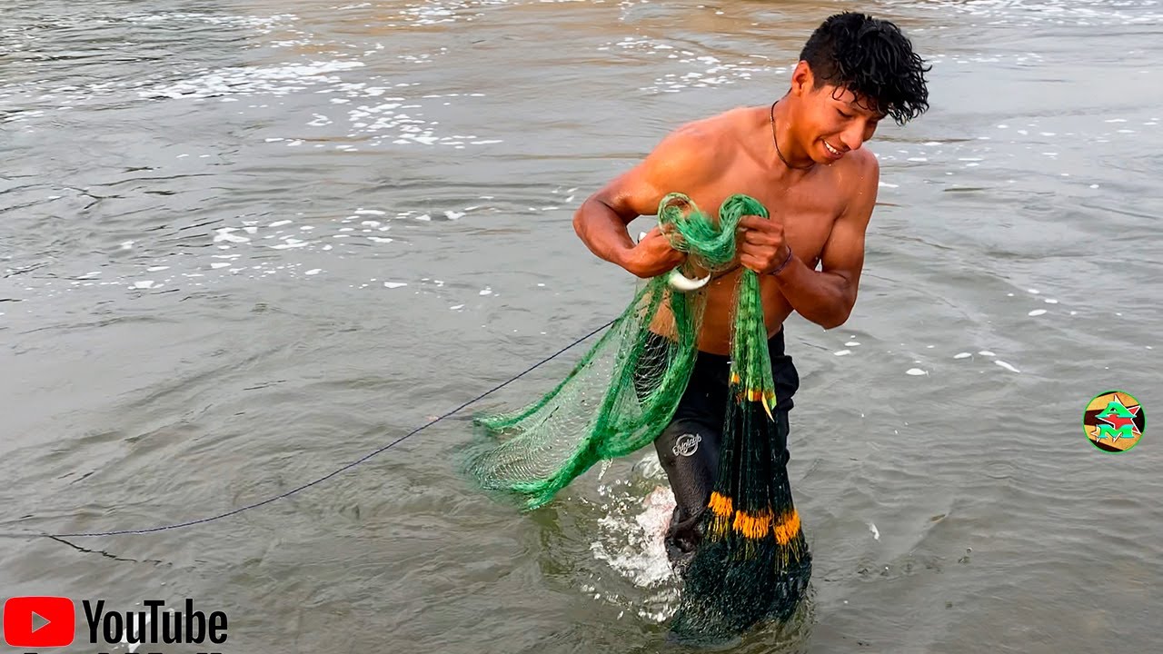 PESCADOR tira la RED atarraya al R&iacute;o mira la SORPRESA - pesca