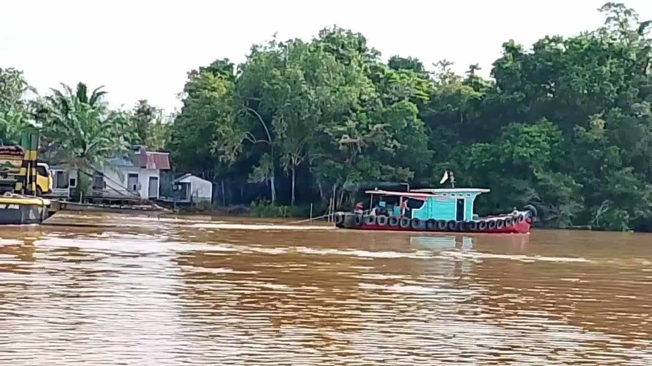 Tugboat tarik ponton, TB MEGA MANDIRI mengalami insiden kecil, ponton nyaris nabrak