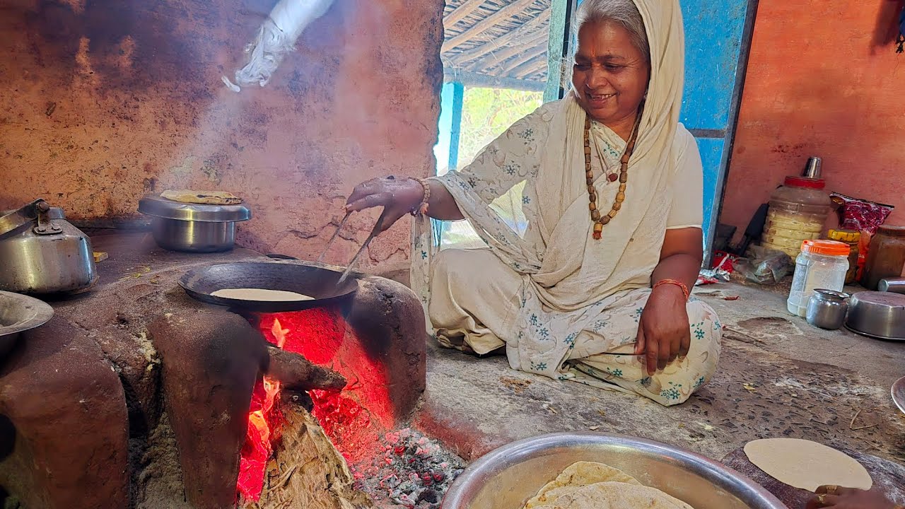 श्री नर्मदा तट त्यागी आश्रम पर अम्मा जी की सात्विक भोजन प्रसादी ।