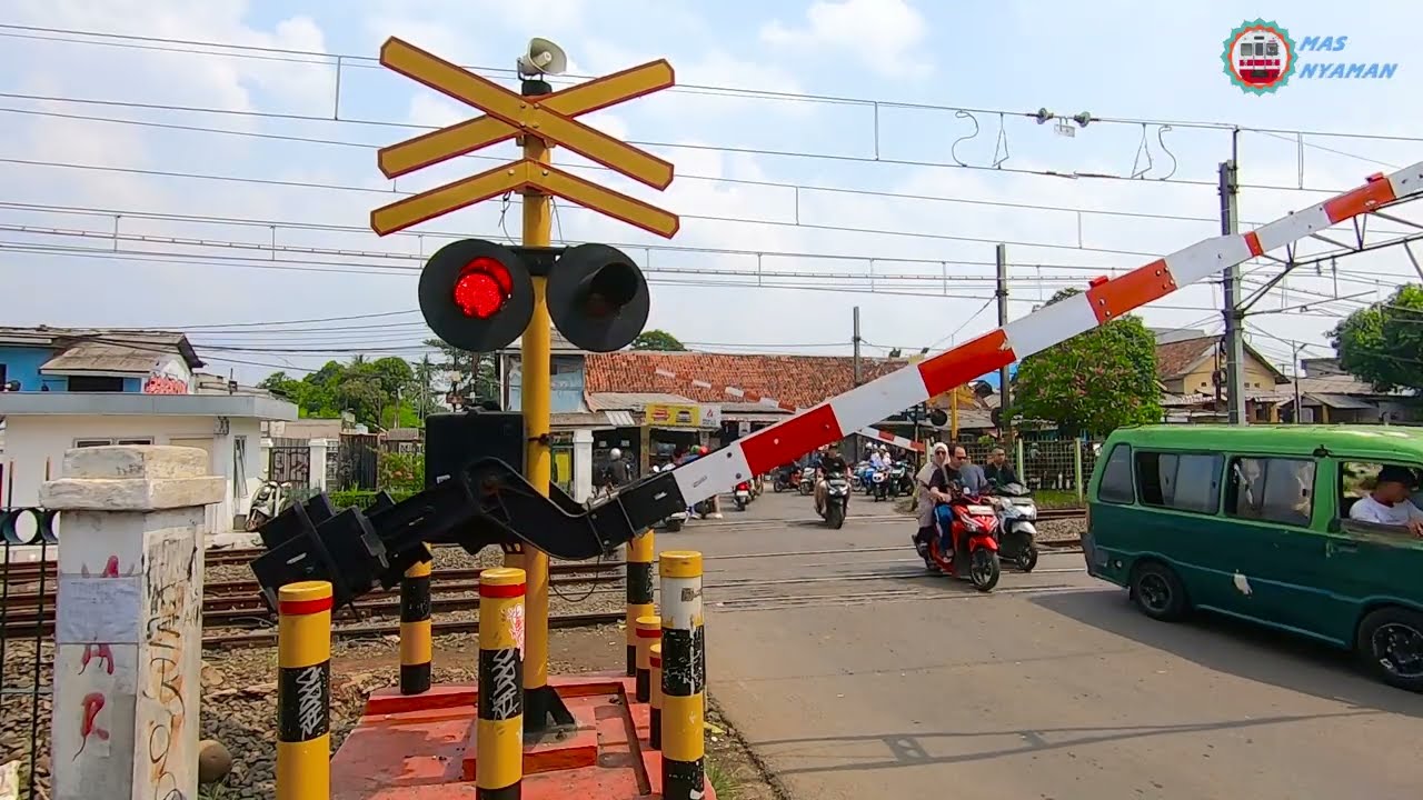 UNIK !! Posisi Lampu Flasher Aneh Diperlintasan Kereta Api Sudimara | Wow Alarmnya Berubah