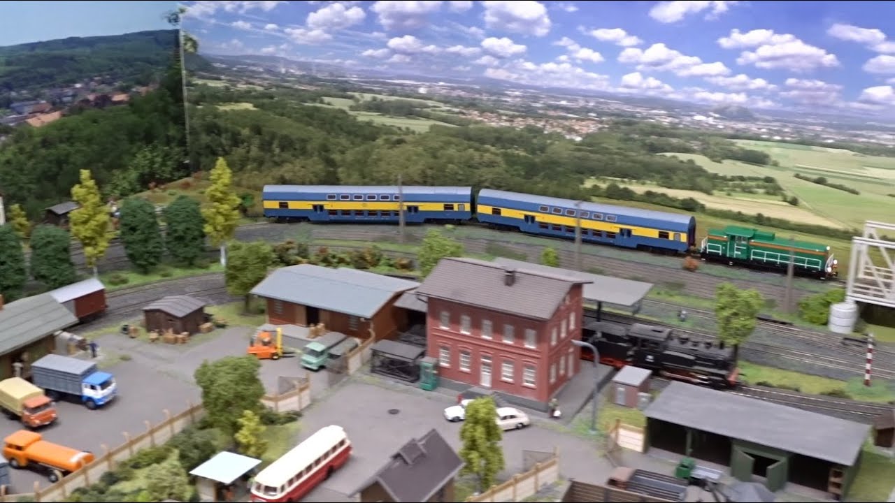 Okiem na makietę - lokomotywa SM42 926 oraz wagony piętrowe PKP Bdhpumn firmy PIKO