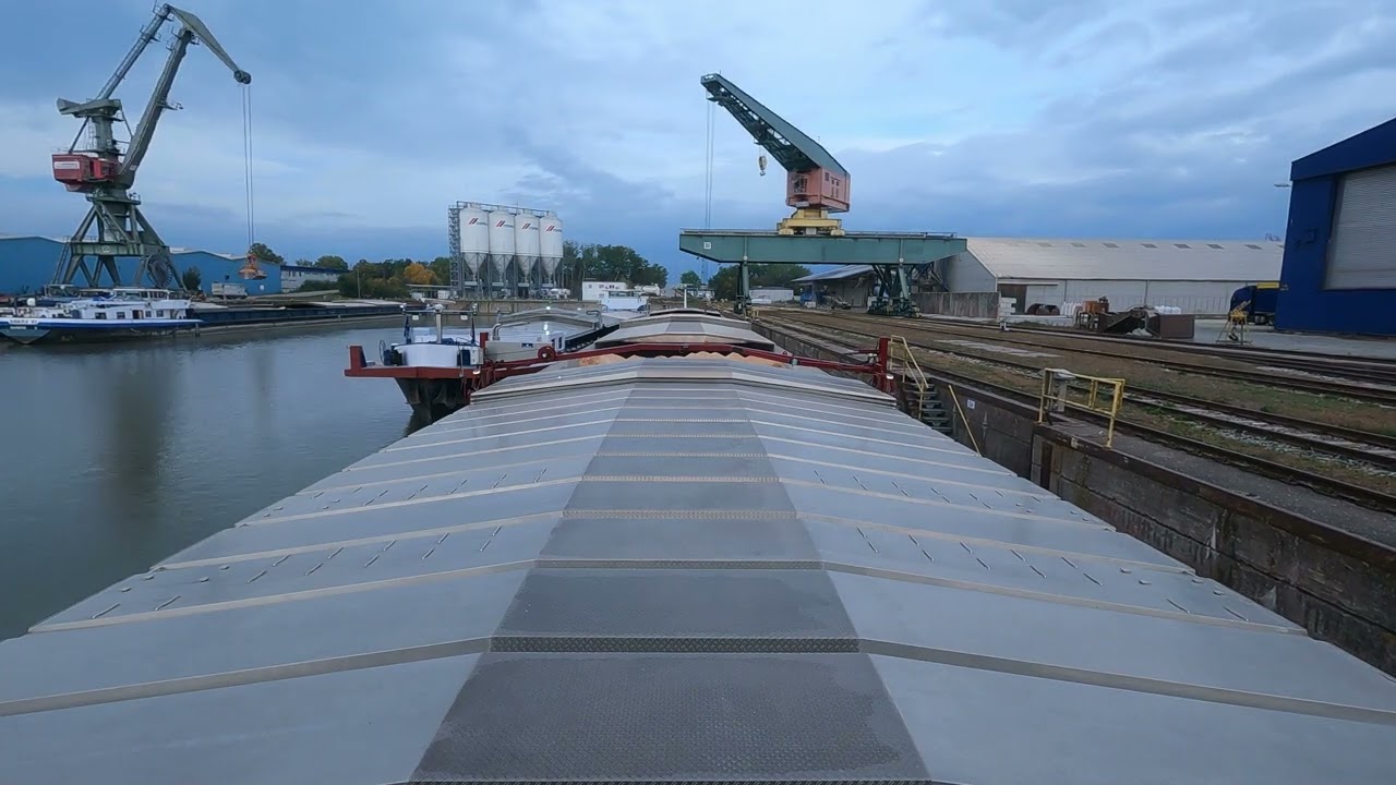In Osthaven Regensburg overslag naar ander schip, deel2