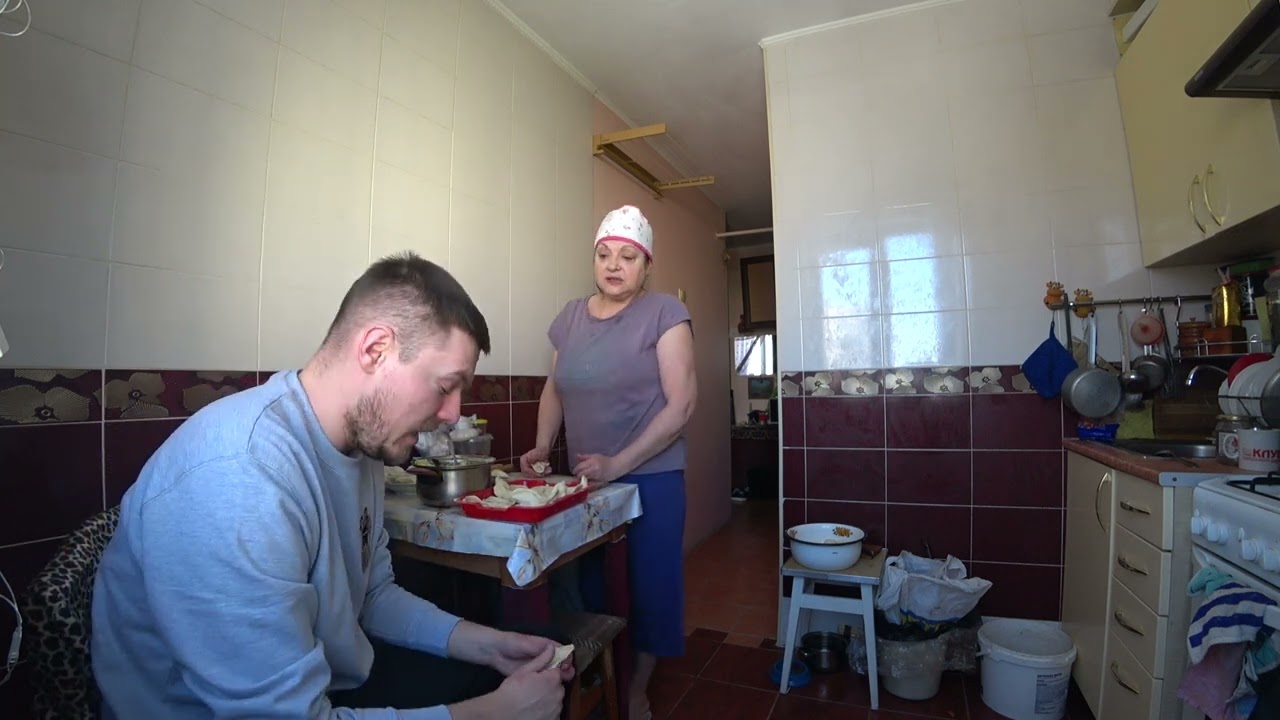 МАМА ОБОСРАЛА И ПСИХУЕТ.. БАТЯ УГОЩАЕТ