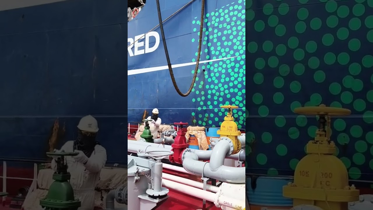Bersandar diKapal Container Panjang 400 M