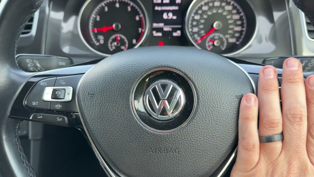 Volkswagen Golf PN68CFY