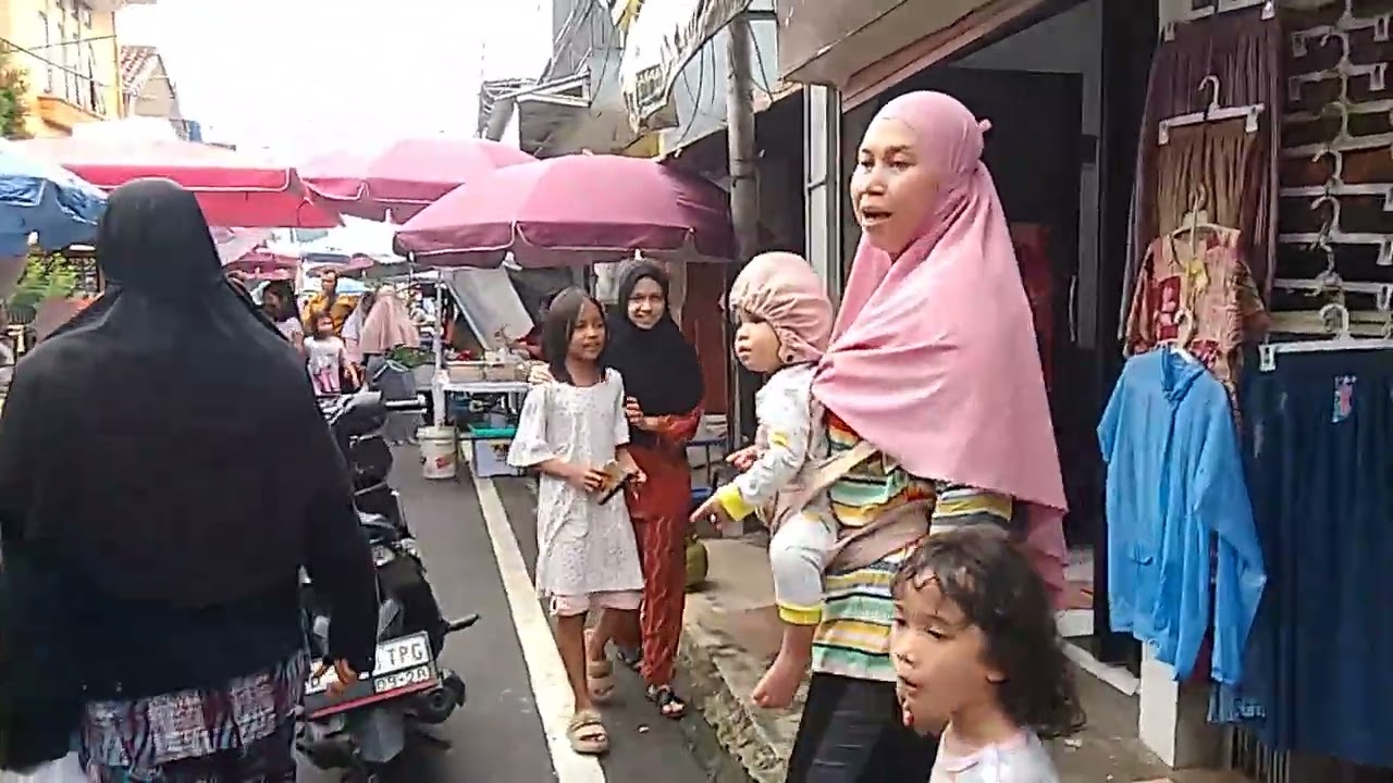 Ngabuburit cari takjil di pasar sawo kebon nanas jakarta timur .