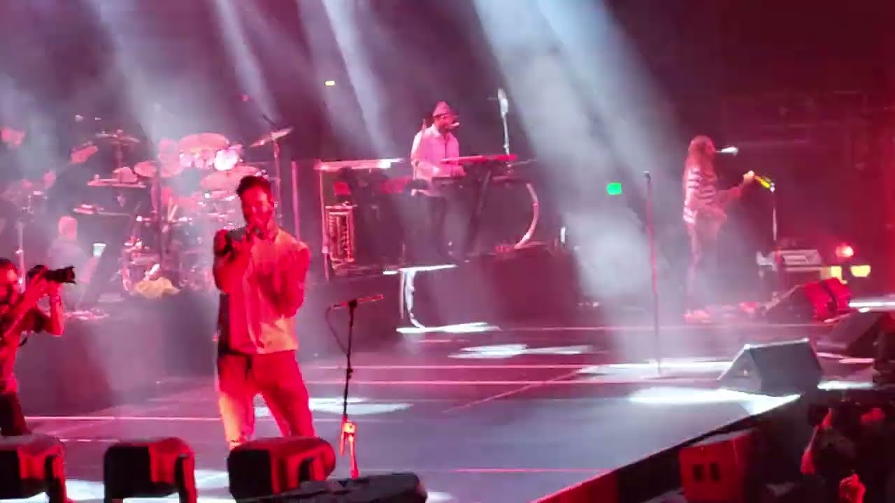 Maroon 5 - Makes Me Wonder