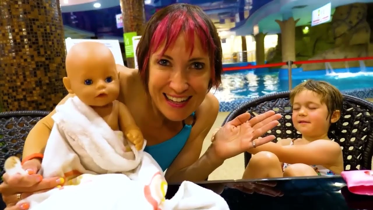 45 MIN de jeux dans l'eau pour enfants avec Bianca. Vidéos avec Bébé Born et les autres poupées