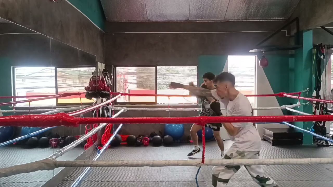 Warm up shadow boxing with Mik. #trainingsessions 