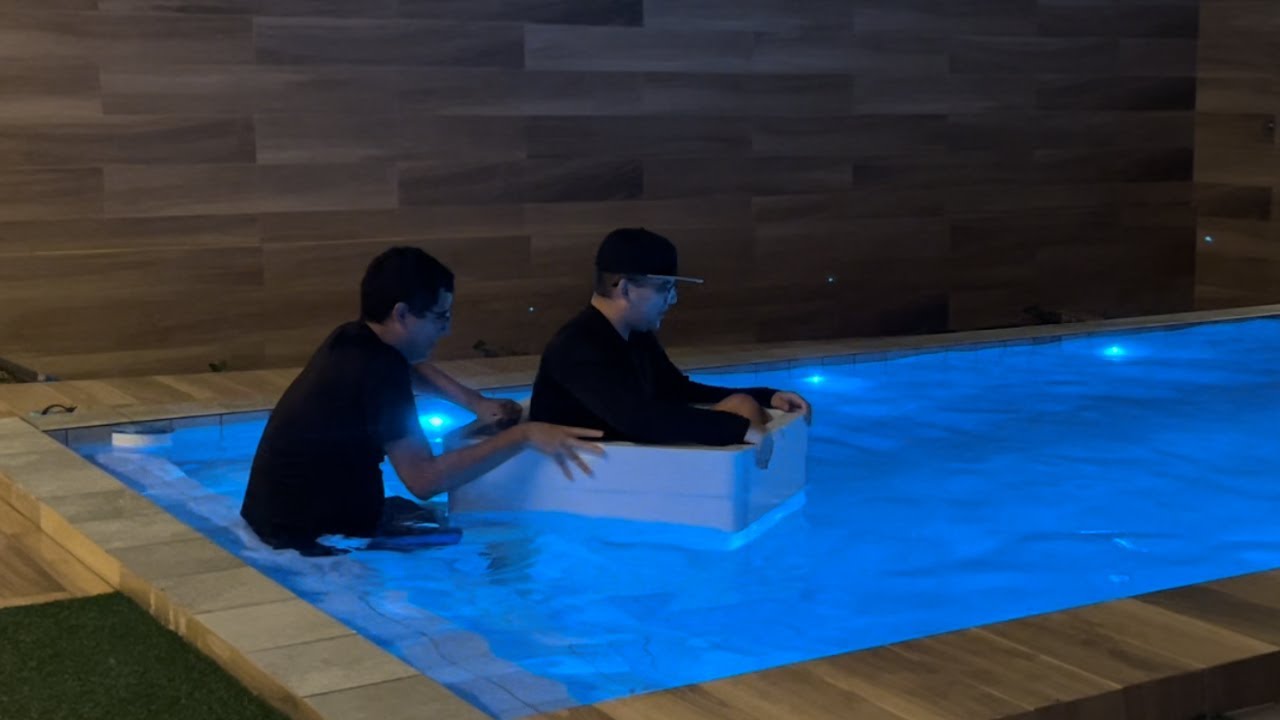 NAVEGAMOS NA PISCINA DENTRO DE UMA CAIXA DE ISOPOR!!! - Família Velhote