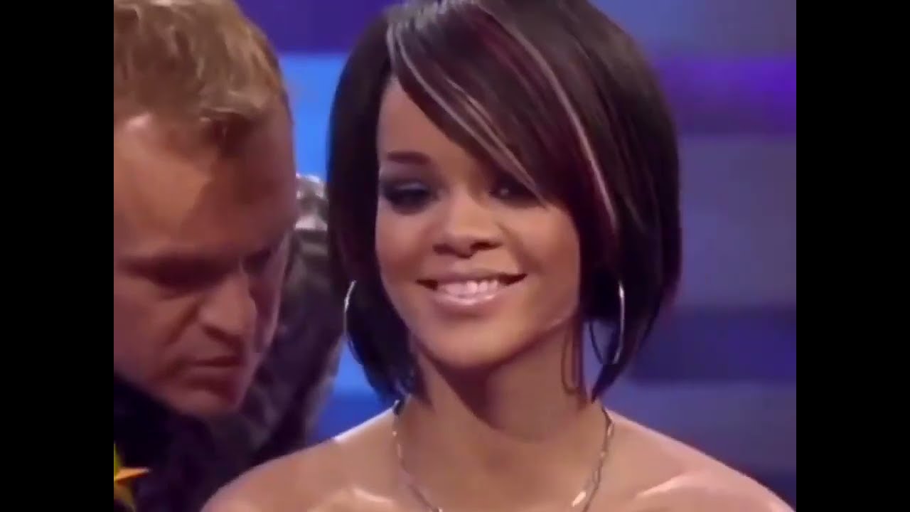 How does Rihanna smells?