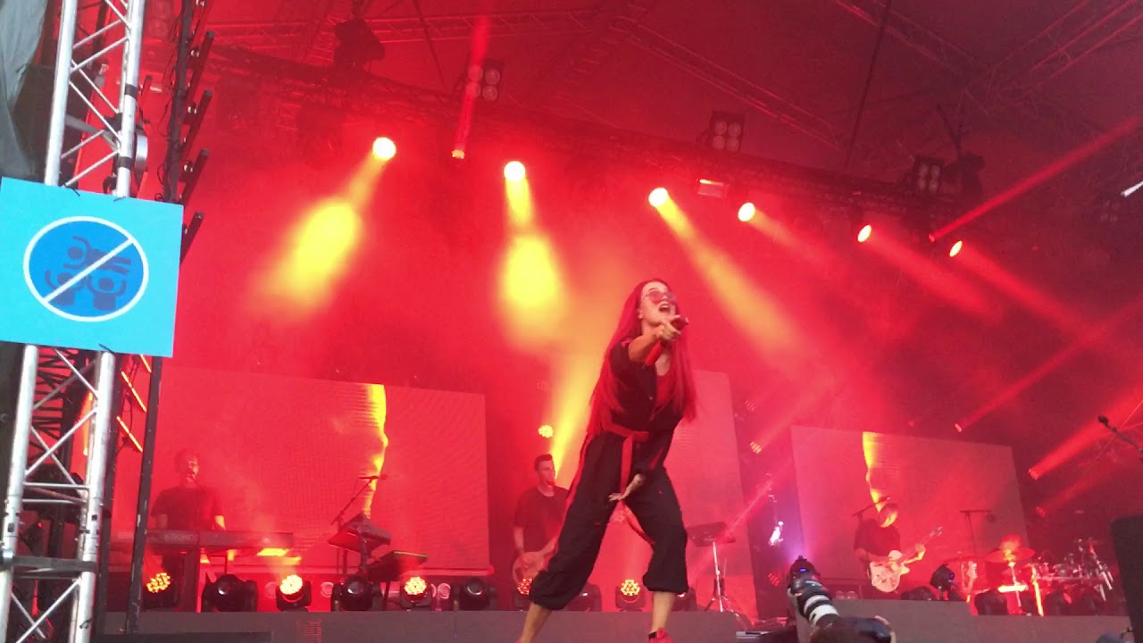 LIVE: Sanni - Intro / Pornoo @ Tikkurila Festivaali 21.7.2018