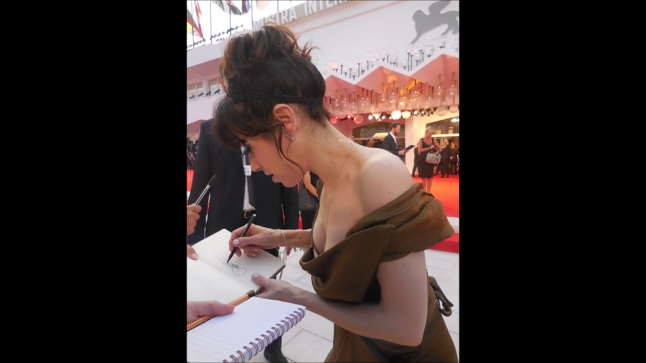 Sally Hawkins signing autographs in Venice