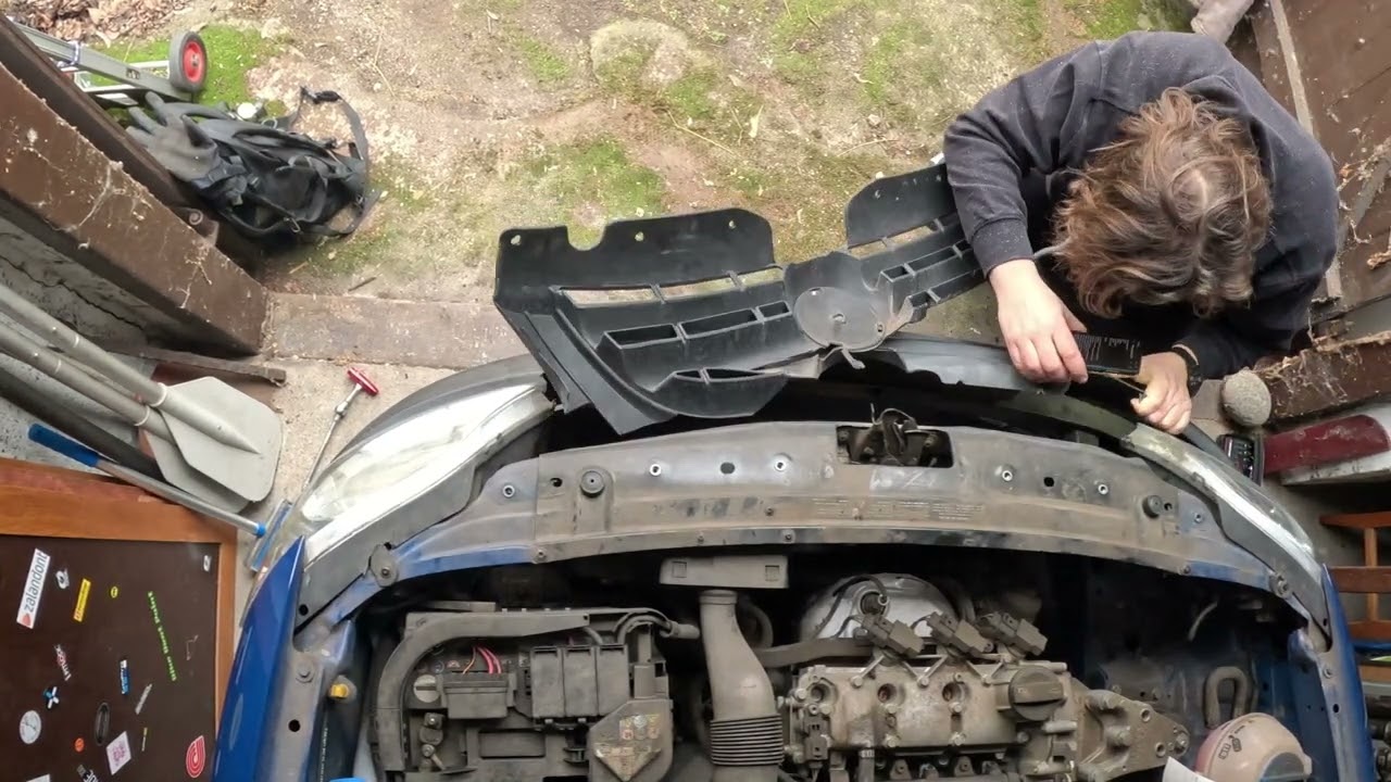 800 &euro; VW Fox Die verdammte Sto&szlig;stange aka Frontsch&uuml;rze will nicht ab, Wo h&auml;ngt sie? Wie geht das?