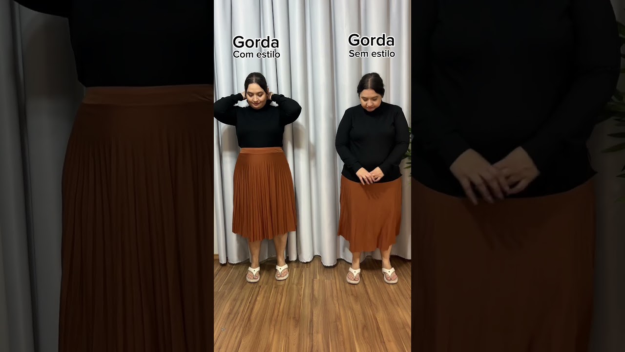 Look plus size com saia plissada caramelo e blusa preta gola alta #moda #plussize #modaplussize