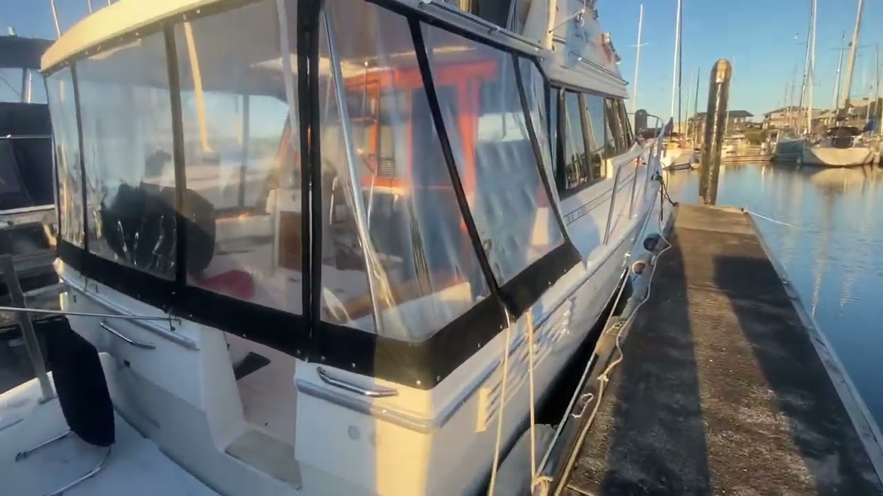 3288 Bayliner Motoryacht 1993. Engine start up twin 150 hinos