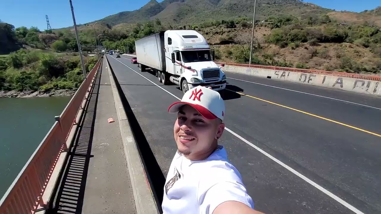 Miren a Alex el bro y mamà bro q hacen con Los camioneros 😂😂😂 en el rio lempa 