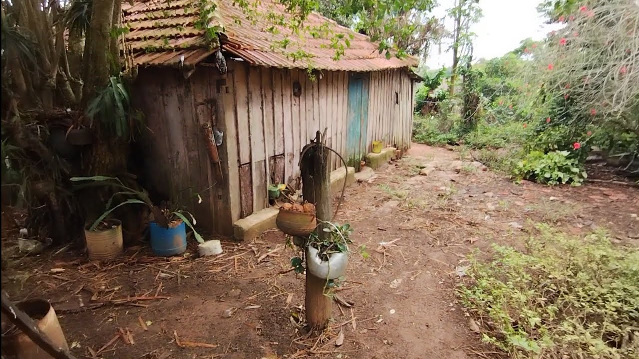 Casa abandonada com coisas ainda dentro