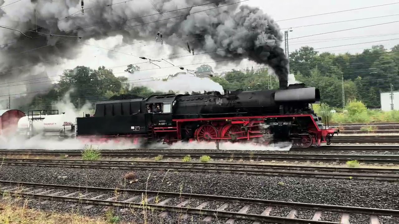 35 1097 ( 23 1097 ) am 27.09.2025 mit einem Sonderzug auf dem Weg nach Neustadt an der Weinstraße
