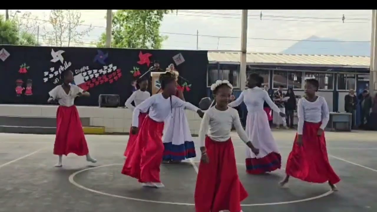 Estudiantes Haitianos Presentan su Cultura con un Vibrante Baile Tradicional