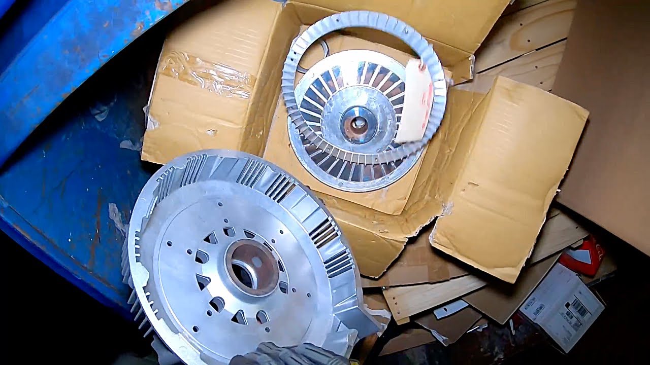 Копаюсь в мусорке: «Я парень, который любит тостер-штрудель»