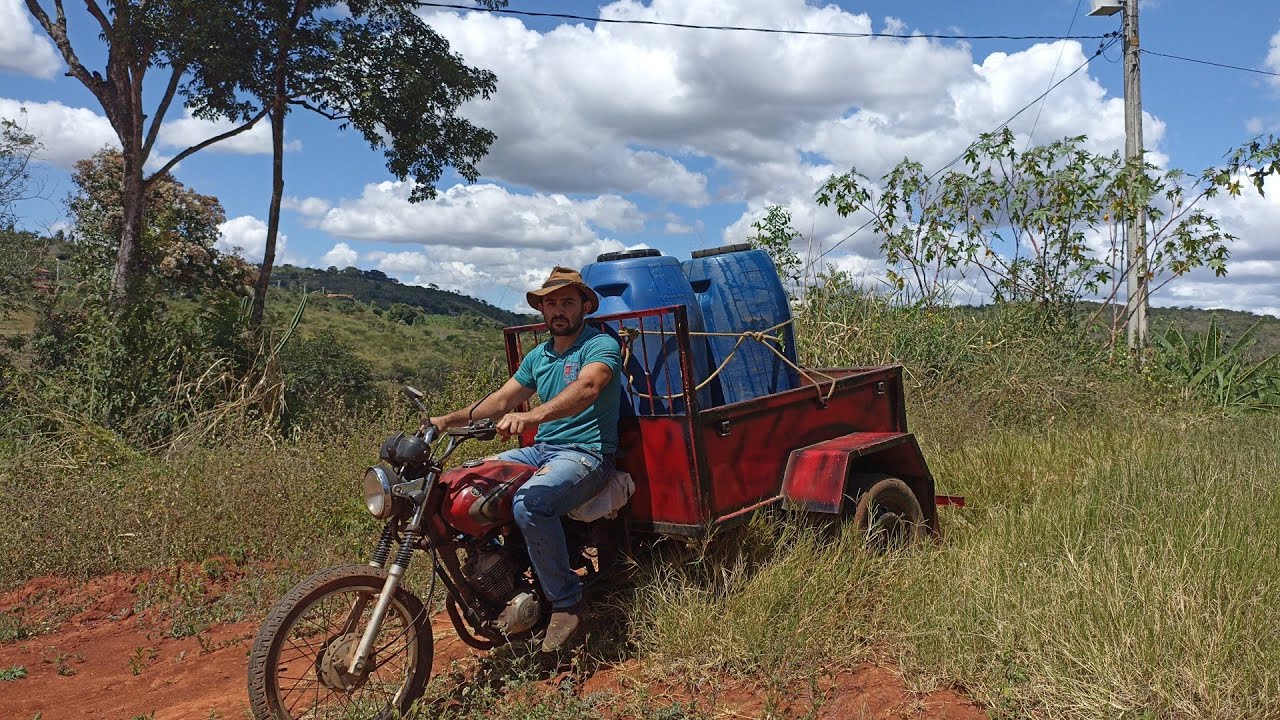 MOSTRANDO MEU TRICICLO FEITO DE UMA MOTO YBR 125CC E CAIXA DE CELTA CARREGADO COM 500 LITROS DE ÁGUA