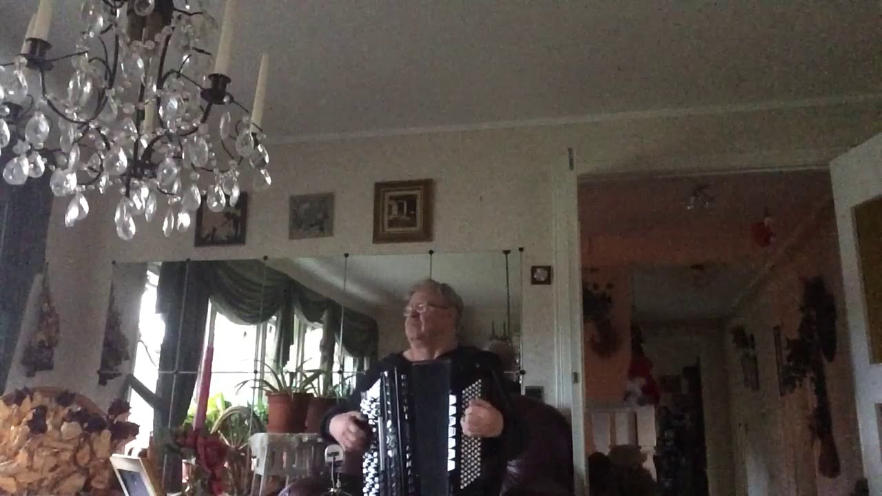 Rodger spelar upp l&ouml;rdagsvalsen av Anselm Johansson