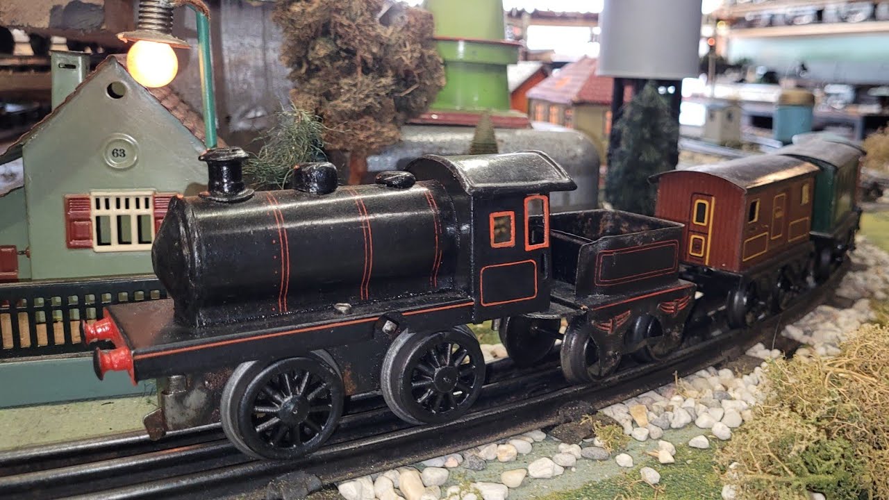 Smallest M&auml;rklin 0 gauge clockwork train 980 1928