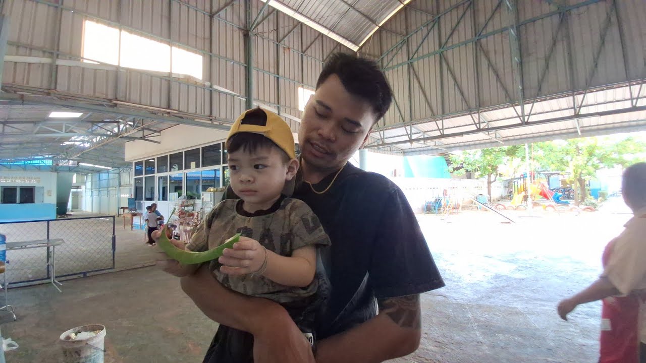 วันนี้พ่อยาวไปส่งลูกชาย ร้องไห้ไม่อยากเข้าห้องรียนเ25 กุมภาพันธ์ ค.ศ. 2026