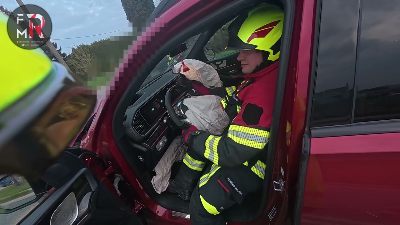 Zgłoszenie z e-Call Ożarów Maz. Poznańska. Strażak z OSP najechał na zdarzenie prywatnym samochodem.