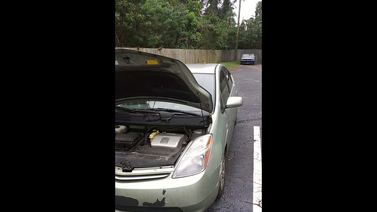 Замена ламп в фарах Toyota Prius 2009 года
