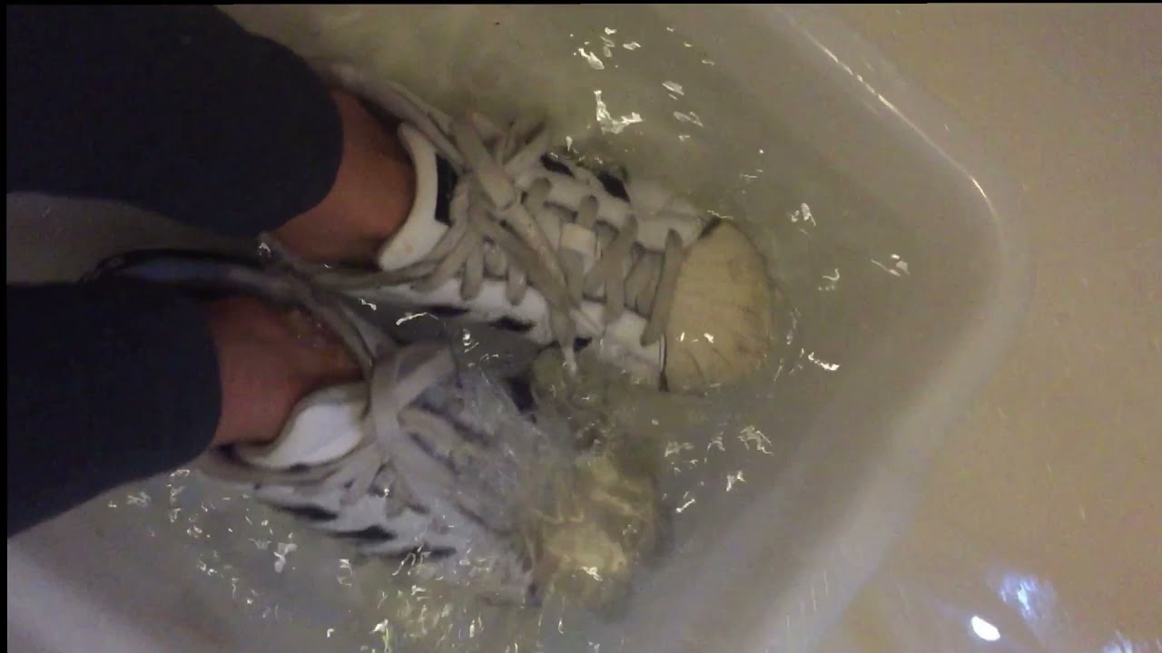 Wetlook - Elisabetta in wet old Adidas