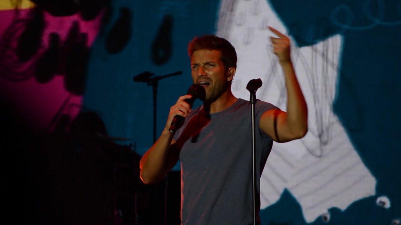 Pablo Alborán emociona al público en su concierto en Chiclana