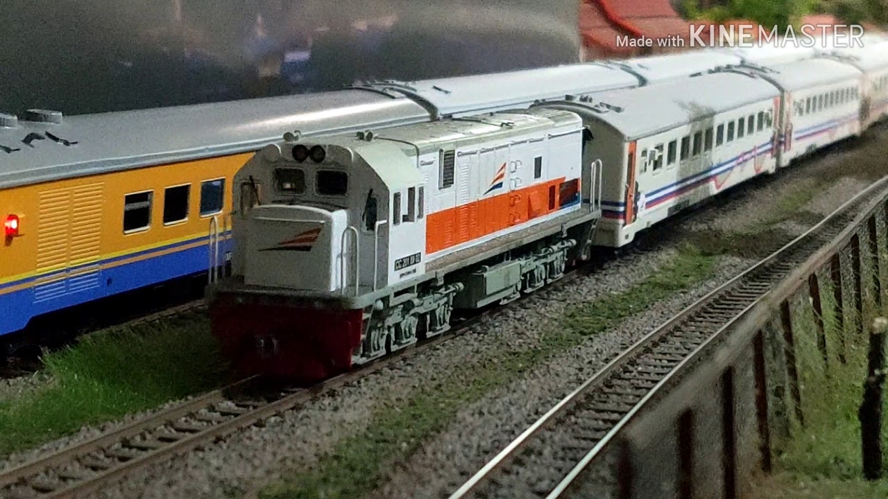 Persilangan Tiga Kereta Api Miniatur
