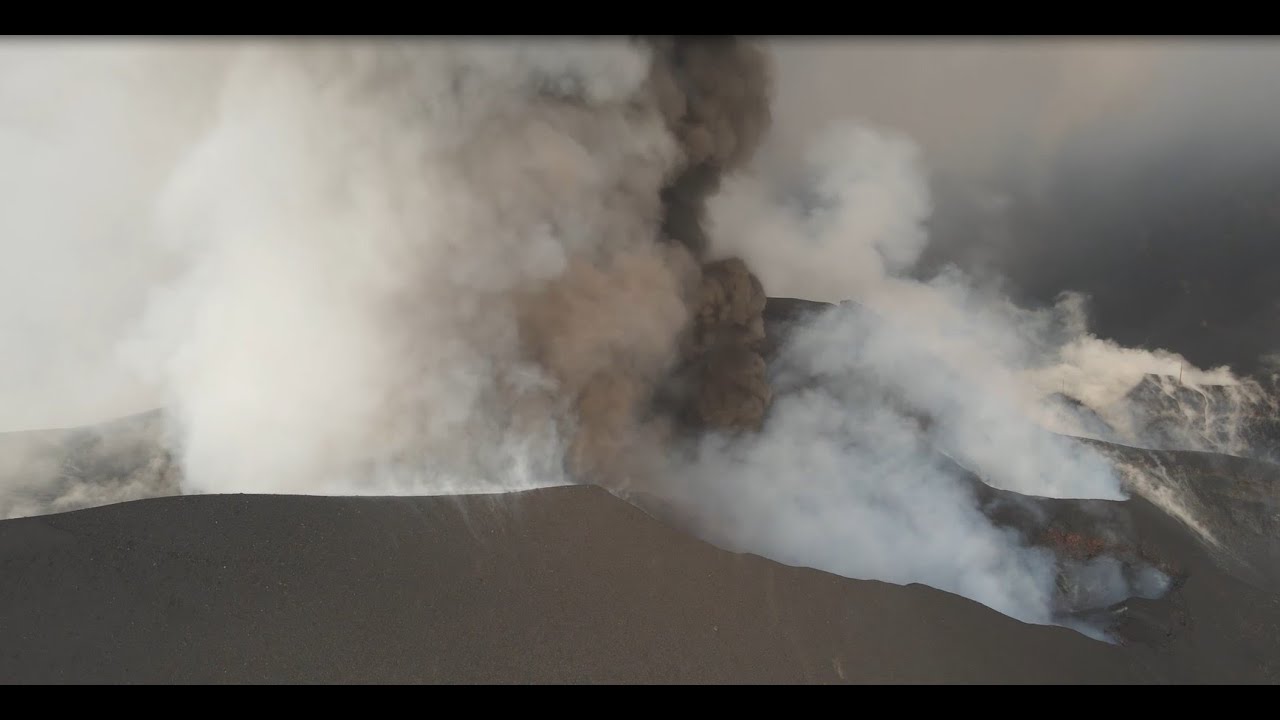 Expulsión masiva de gases y ceniza en los centros de emisión superiores. La Palma IGME