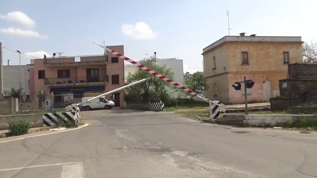 Passaggio a Livello con barriere FSE  SP55 per Taviano In HD -  Matino (LE)